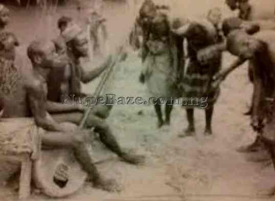 Gbagyi people playing guitar, old picture ancient Gwari tribe